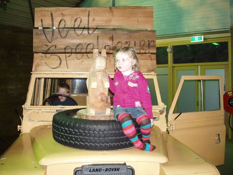 op-de-land-rover-in-het-speelbos.jpg